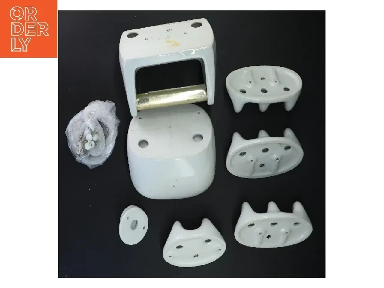 Billede 3 - Gammelt Sæt af keramik kroge, beholder til sæbe og holder til toiletpapirmed blomsterdesign, til badeværelset (str. 7-17 cm)