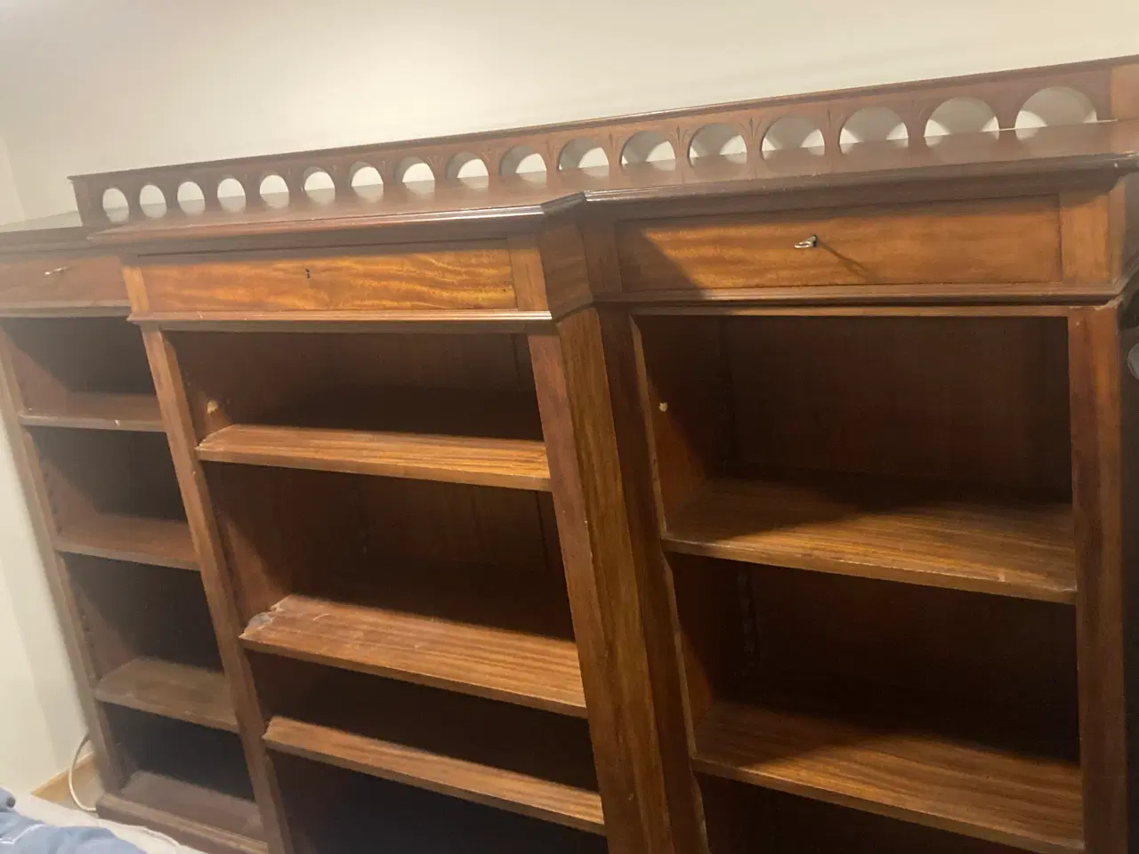 Billede 3 - Reol, måske mahogni