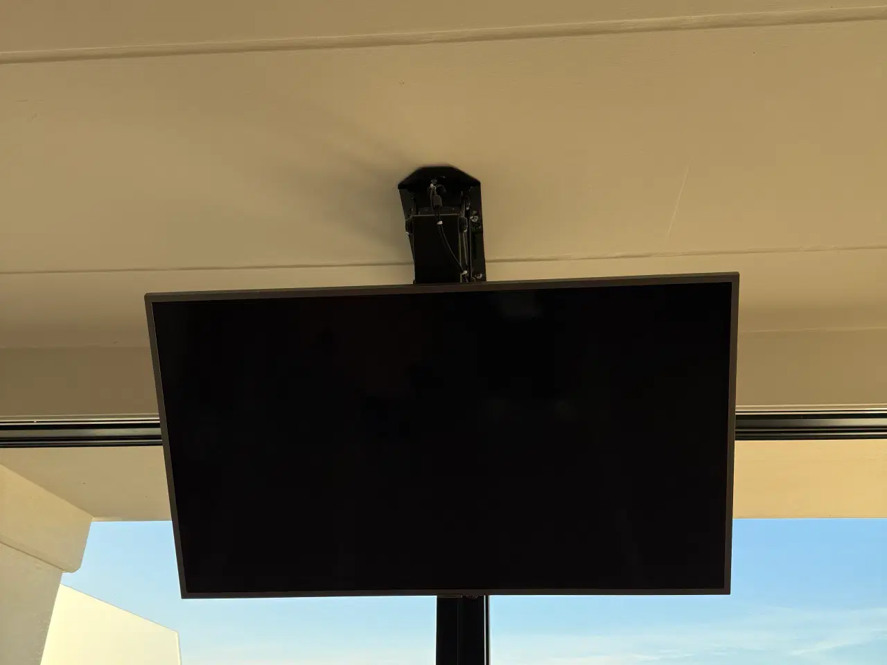 Billede 3 - loftbeslag til TV max 55", mål beslag 20 x 20 cm 