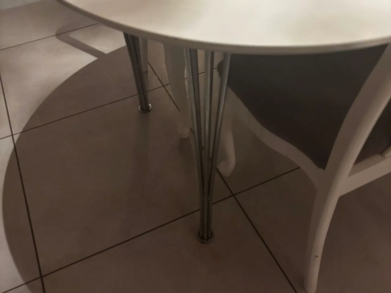 Billede 2 - Langt hvidt spisebord + 6 stole