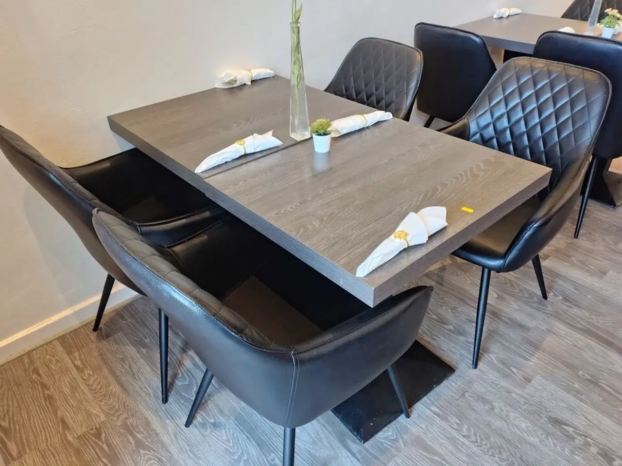 Billede 1 - To caféborde med fire stole