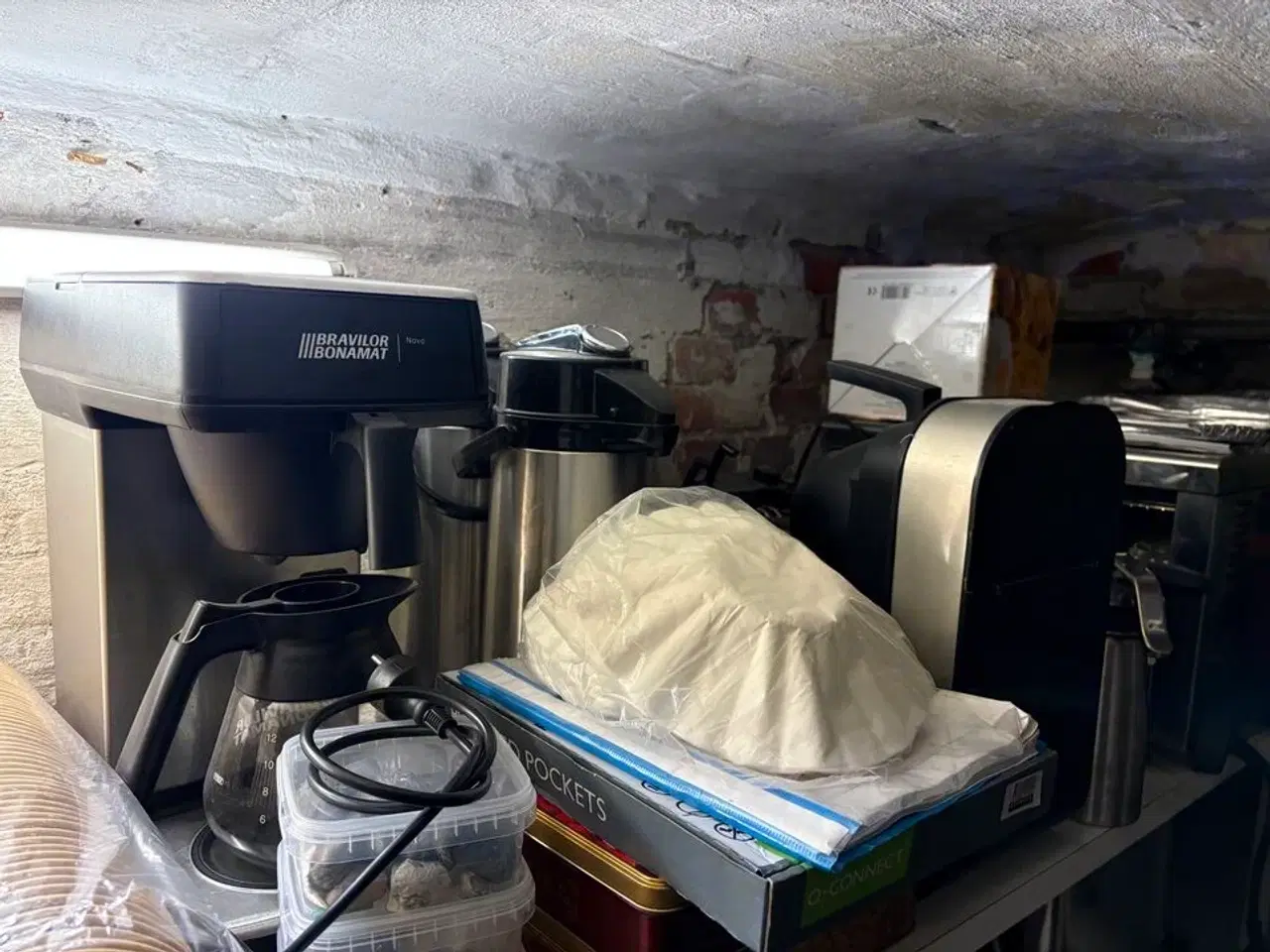 Billede 7 - Indhold i kælderrum af diverse emballage, gastrobakker, køkkenmaskiner, m.v.