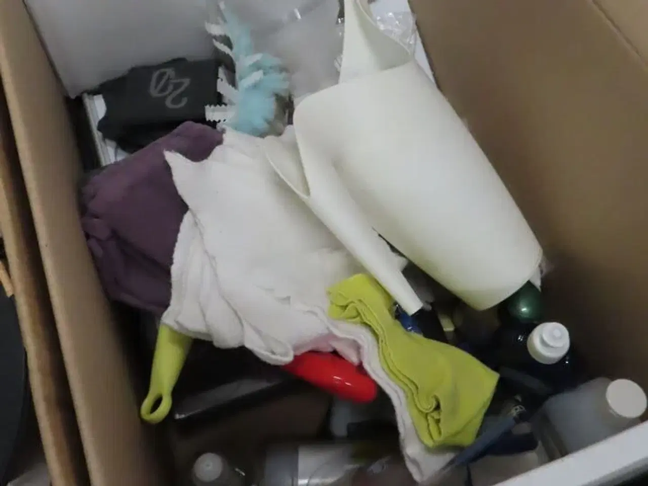 Billede 9 - Indhold af te-køkken samt diverse brugskunst