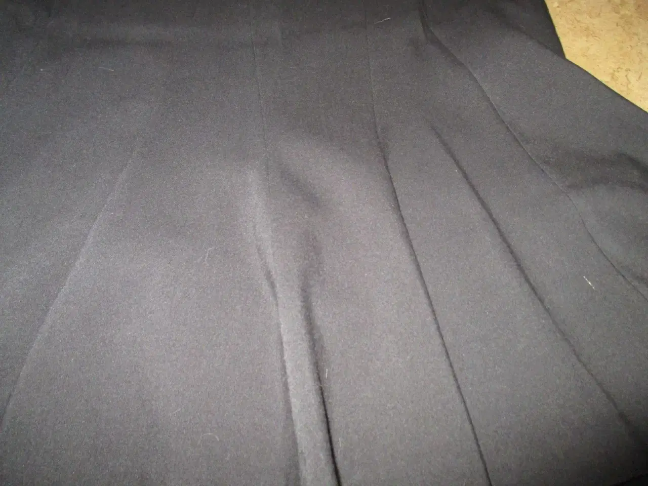 Billede 1 - Lang sort nederdel