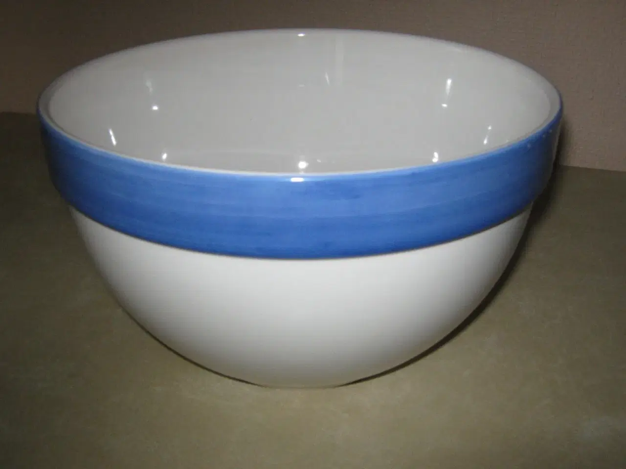 Billede 1 - Skål i porcelæn - stor med blå kant