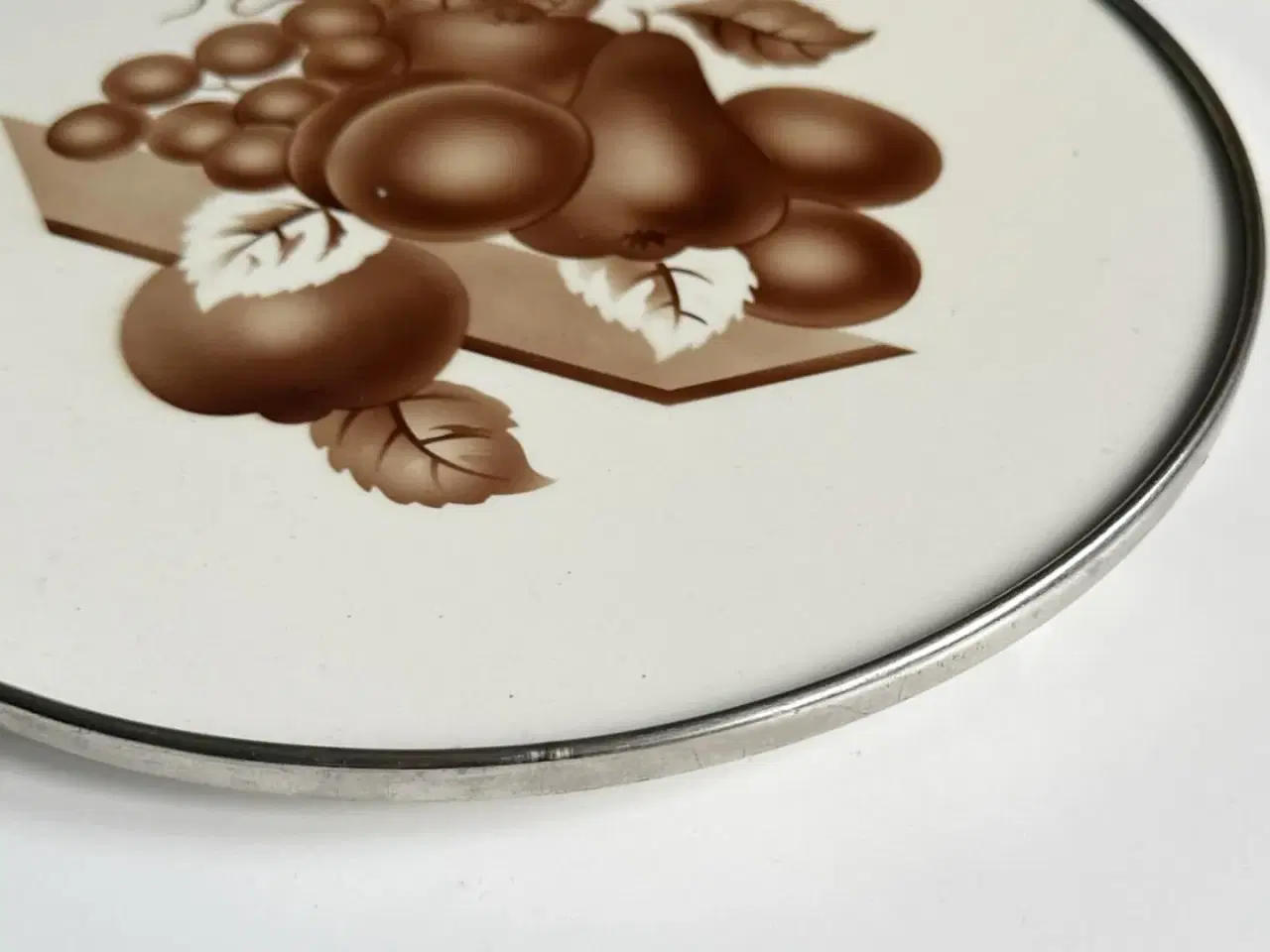 Billede 4 - Tysk fajancefad m metalkant og frugtmotiv, NB