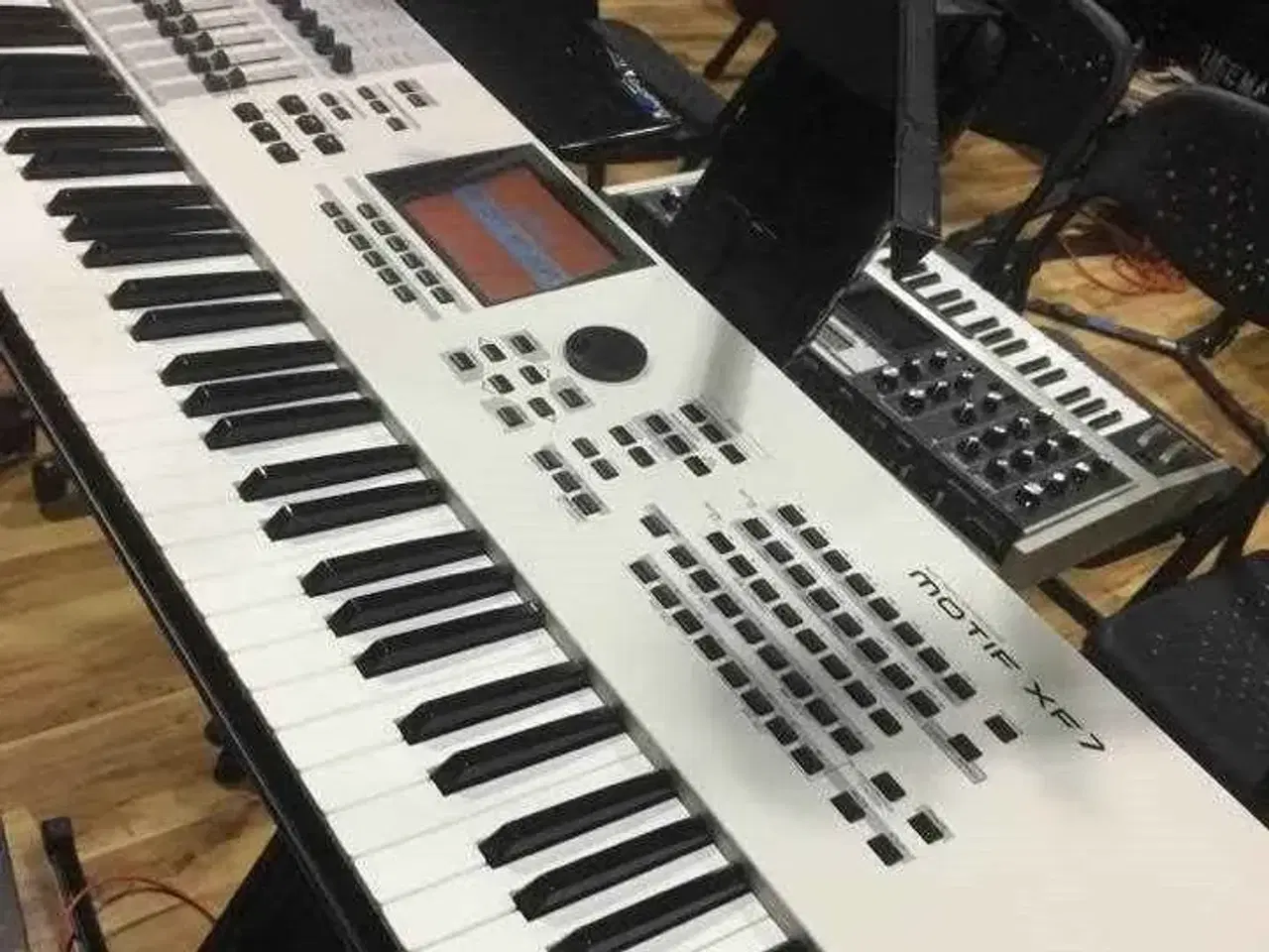 Billede 4 - Yamaha Motif XF7 Keyboard Synthesizer HVID