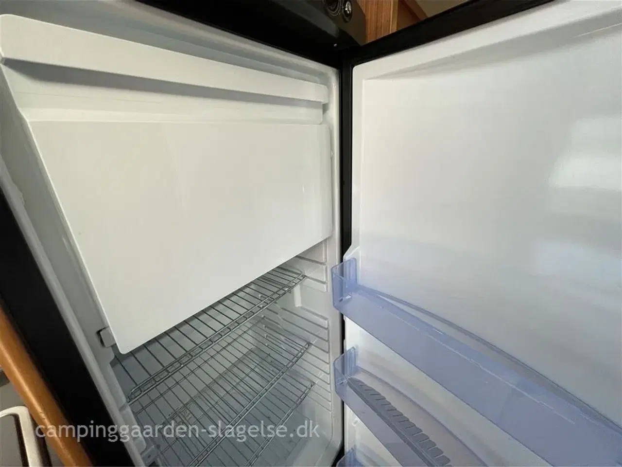 Billede 8 - 0 - Adria Alpina Supreme 743 UP   Drømmer du om camping med ægte “sommerhus på hjul”-følelse? Så er Adria Alpina Supreme 743 UP lige sagen.