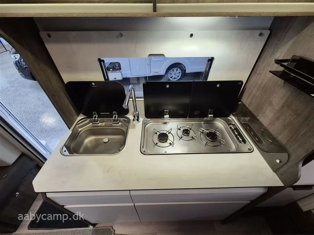 Billede 12 - 2023 - Benimar Amphitryon 983   Solceller. 2x Batterier. 2000w inverter. markise. A/C i bo-del. helårsdæk. undervognsbehandling. helårsdæk. Elektrisk indgangstrin. kun 16000 km!!!