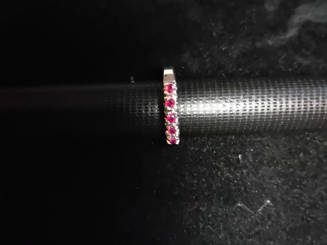 Billede 1 - Meget stilfuld hvidguld ring 585 m. 5 rubiner