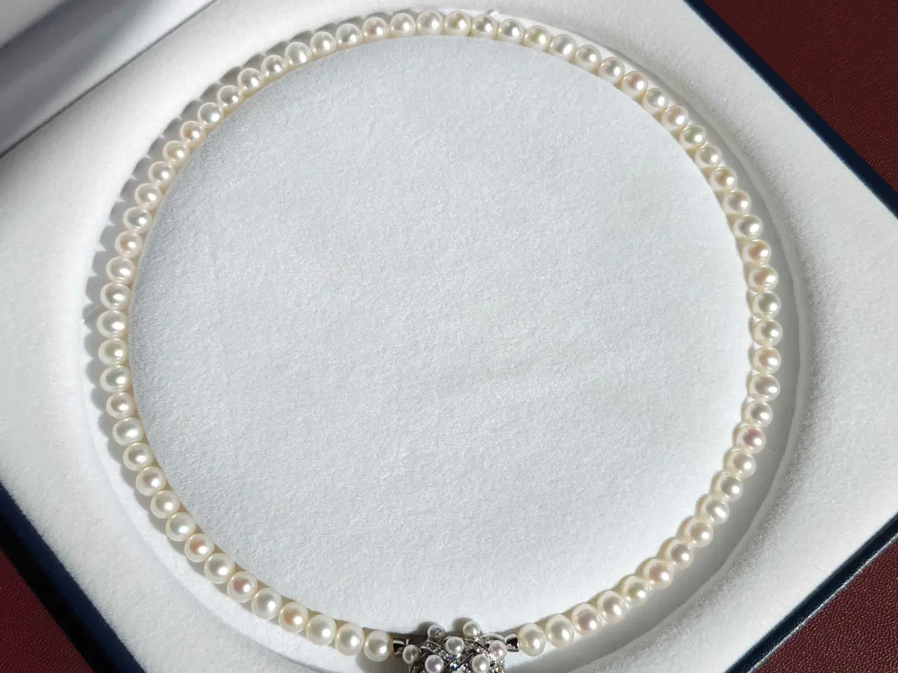 Billede 2 - Perlehalskæde med hjertevedhæng