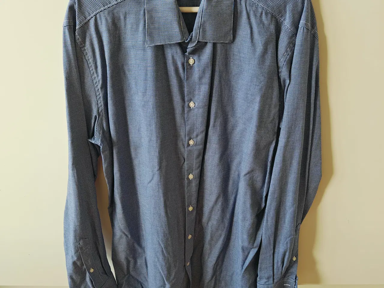 Billede 1 - blå prikket skjorte fra VRS str. L ny.