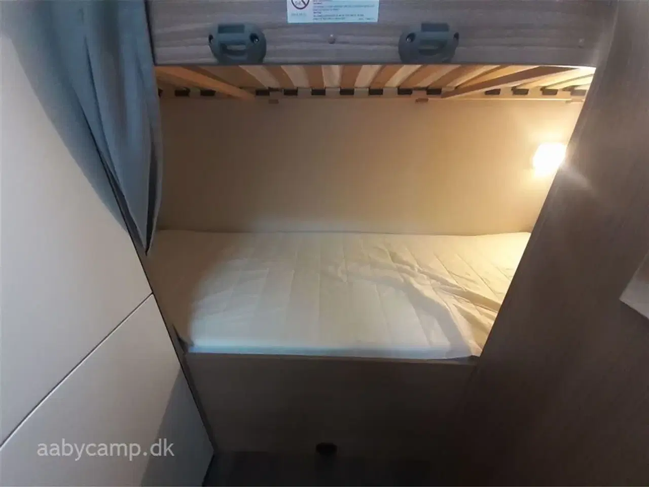 Billede 16 - 2022 - Carado A361   Alkove model. 6 selepladser. elekstrisk trin. cykelstativ til 4 cykler.