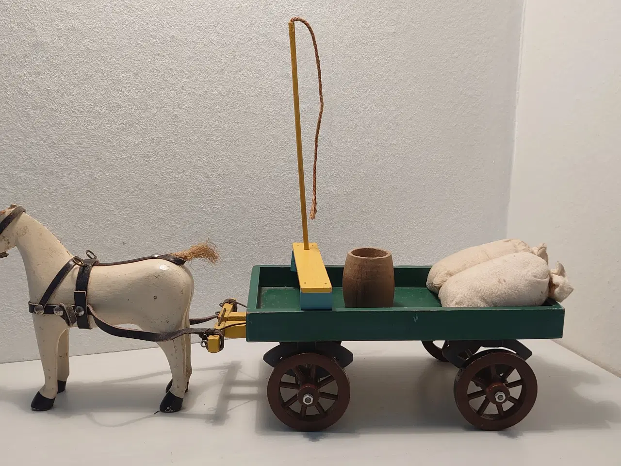 Billede 1 - Fængselslegetøj?Vogn, hvid hest mm. 1940´erne.