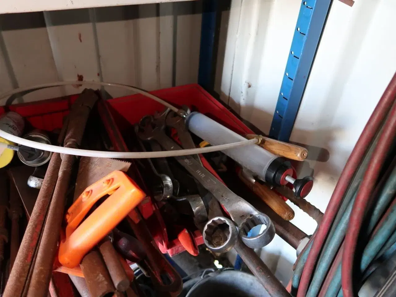 Billede 8 - 2 fag lagerreoler med div. Værktøj og varelager