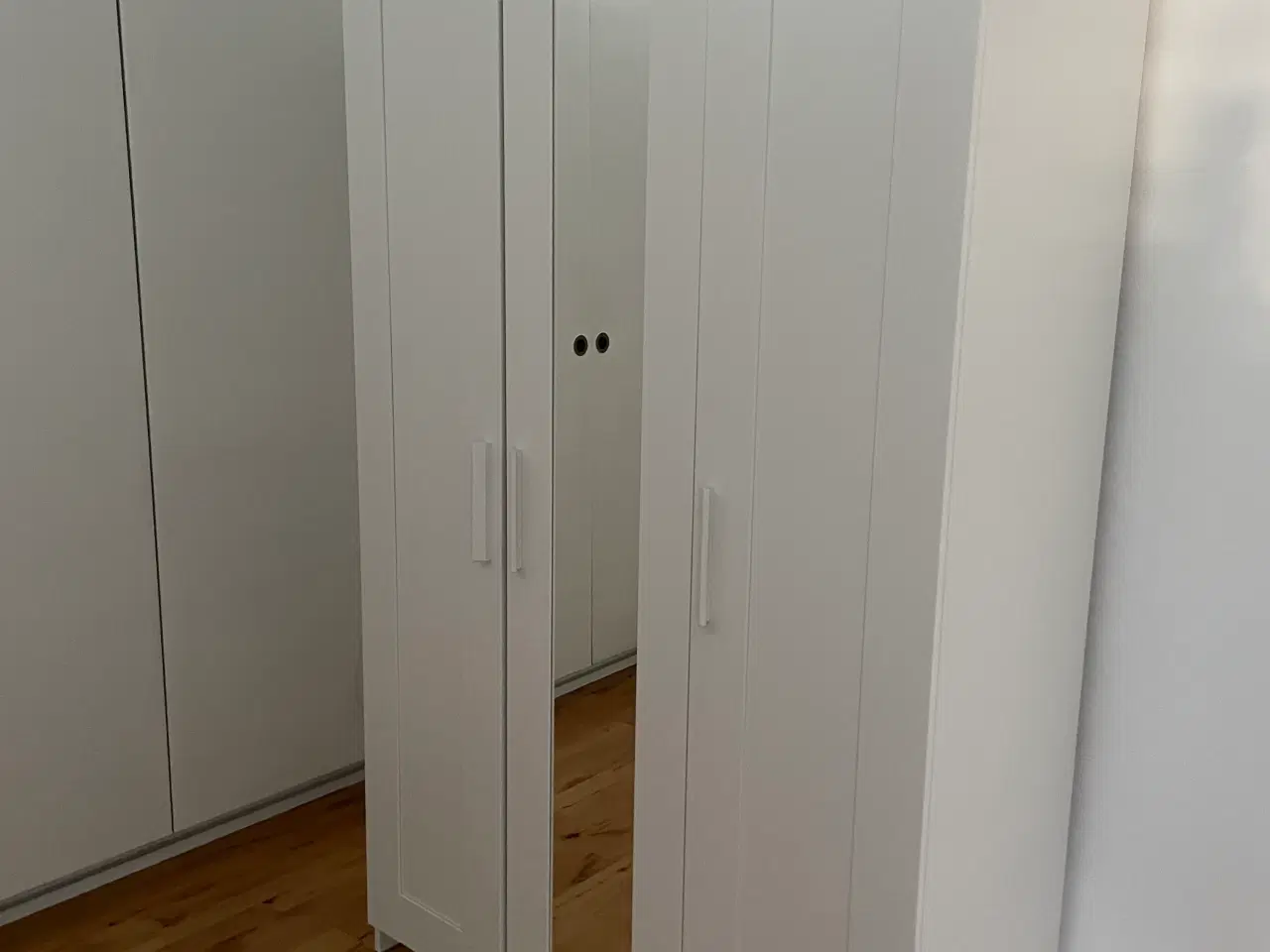 Billede 1 - Gratis garderobe skab. 5 år gammelt