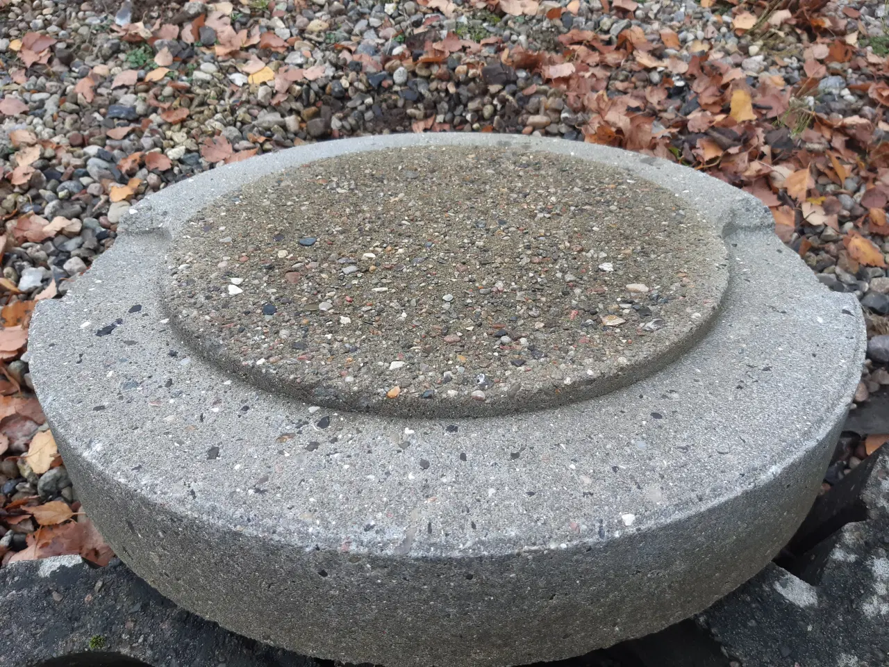 Billede 2 - Brønddæksel af beton - 9 cm tykt, diameter 56 cm. 