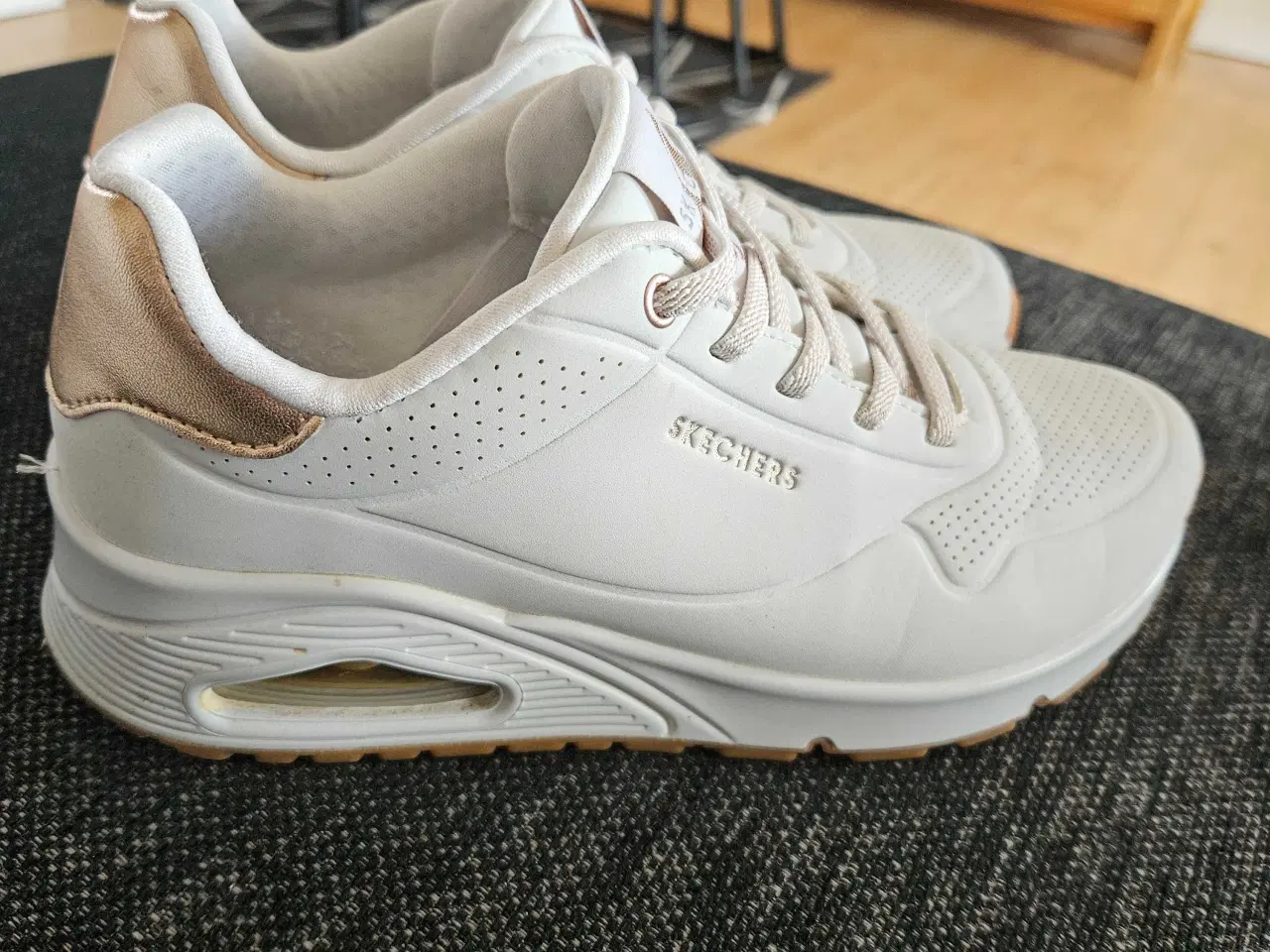 Billede 1 - HVIDE SKECHERS SNEAKERS 