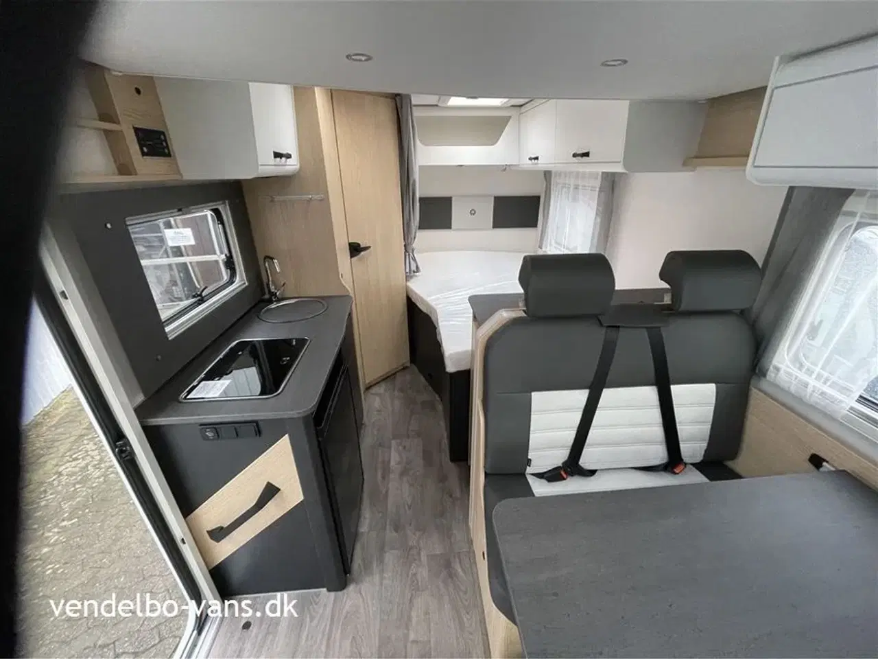 Billede 4 - 2026 - SunLight T 58 Adventure Edition   Under 6 m lang og med 2 komfortable dobbeltsenge til rådighed