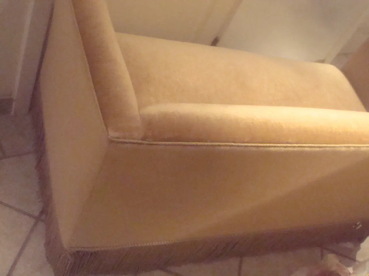 Billede 3 - SOFA m/ gyldent plys i perfekt stand - 