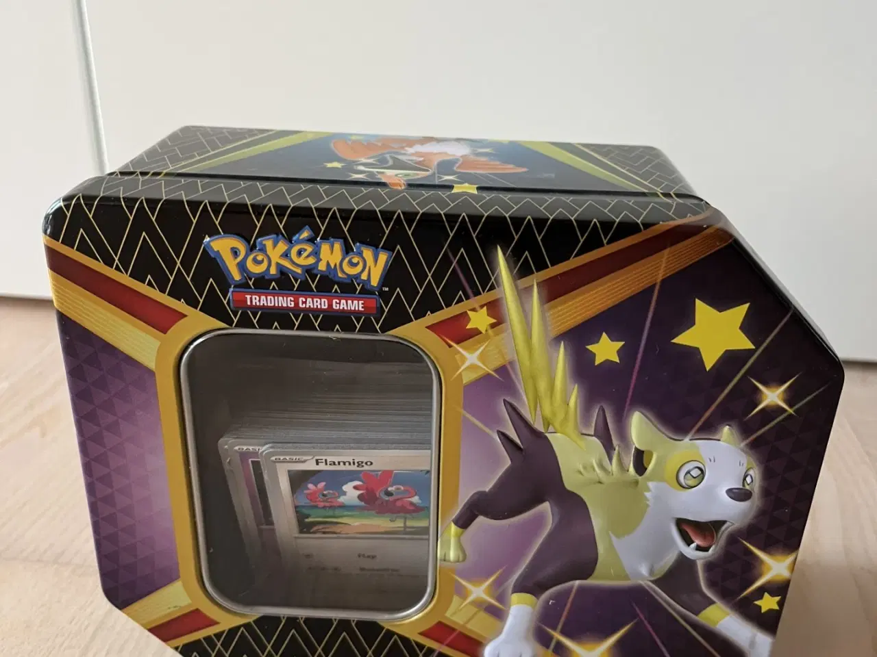 Billede 1 - 🎁 Pokémon kort i flot tin – 235 stk pokemonkort