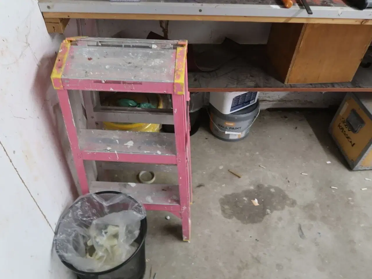 Billede 2 - Arbejdsbord med indhold