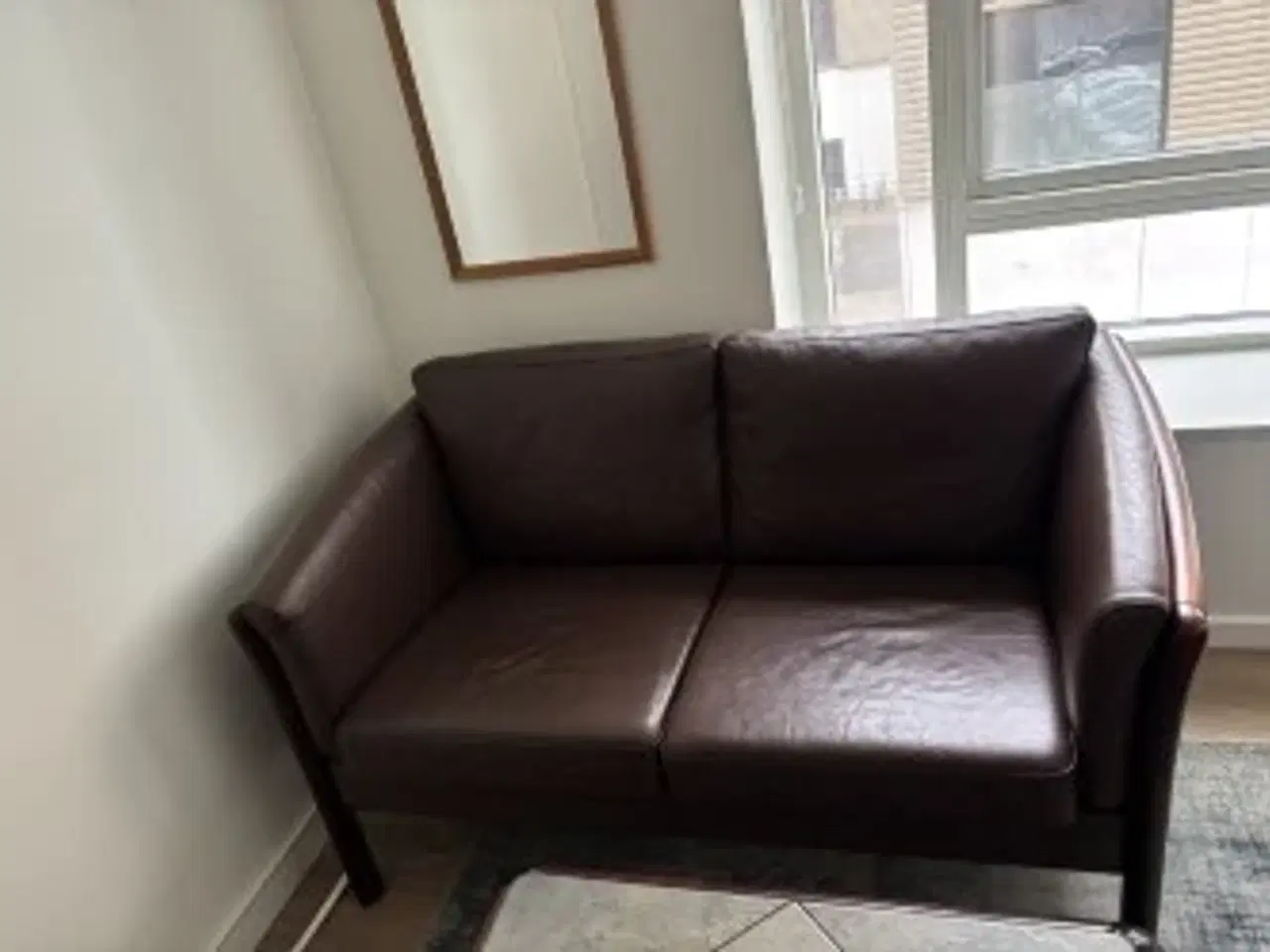 Billede 1 - 3 og 2 læder sofaer og rundt bord pris ialt 2.500 