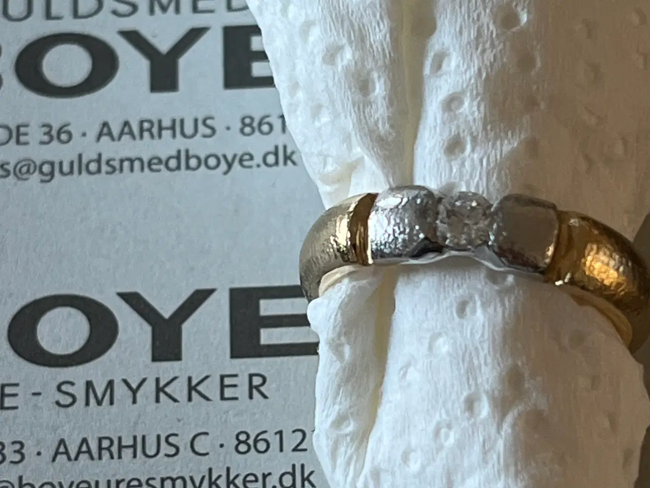 Billede 4 - Flot ring i rød- og hvdguld med diamant str 56