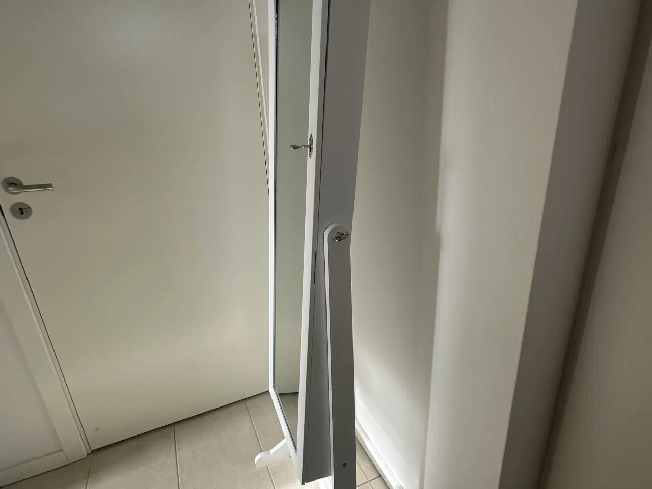 Billede 5 - Spejl med smykkeskab