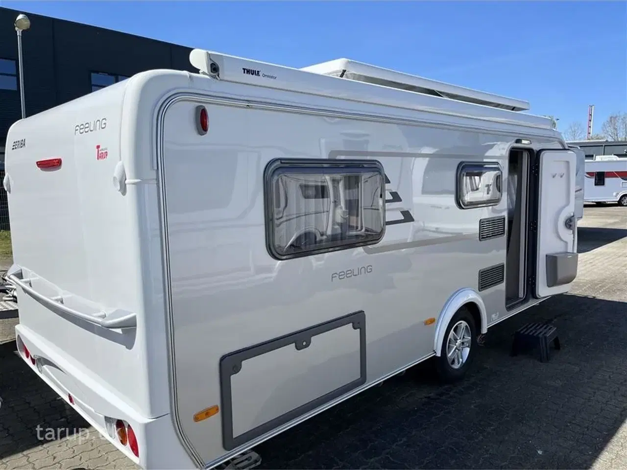 Billede 4 - 2022 - Hymer Feeling 442   Fortelt: Walker, mover, solceller, fast markise m sider og front, cykelholder, Truma UltraHeat, el- og gasboiler, endesiddegruppe, dobbeltseng