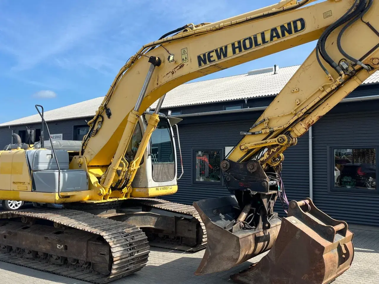 Billede 2 - New Holland E215B 21 ton maskine med 2 skovle.