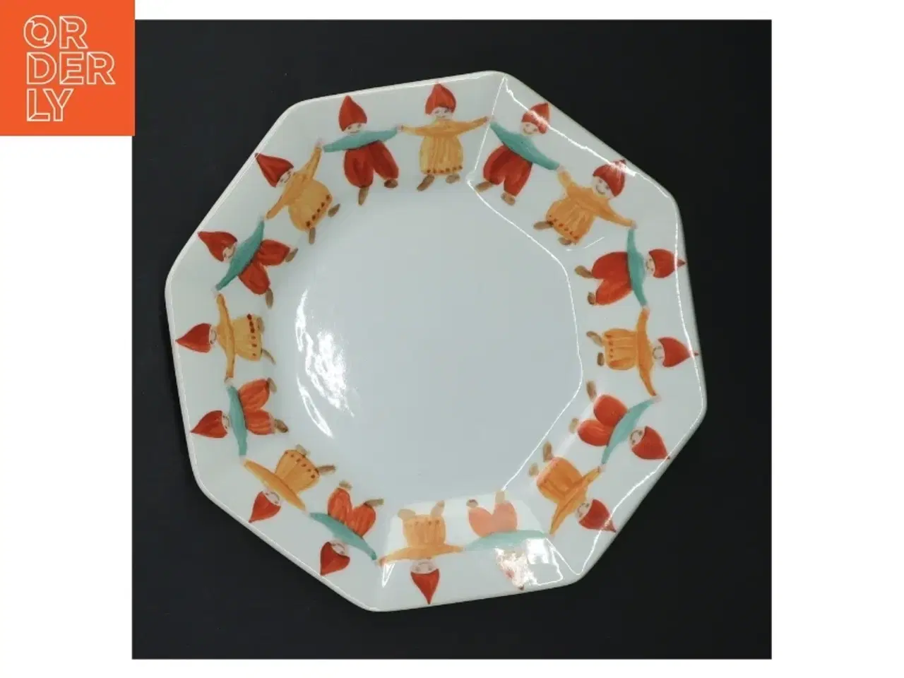 Billede 2 - Lille tallerken med nisser der danser (str. 18,5 cm)