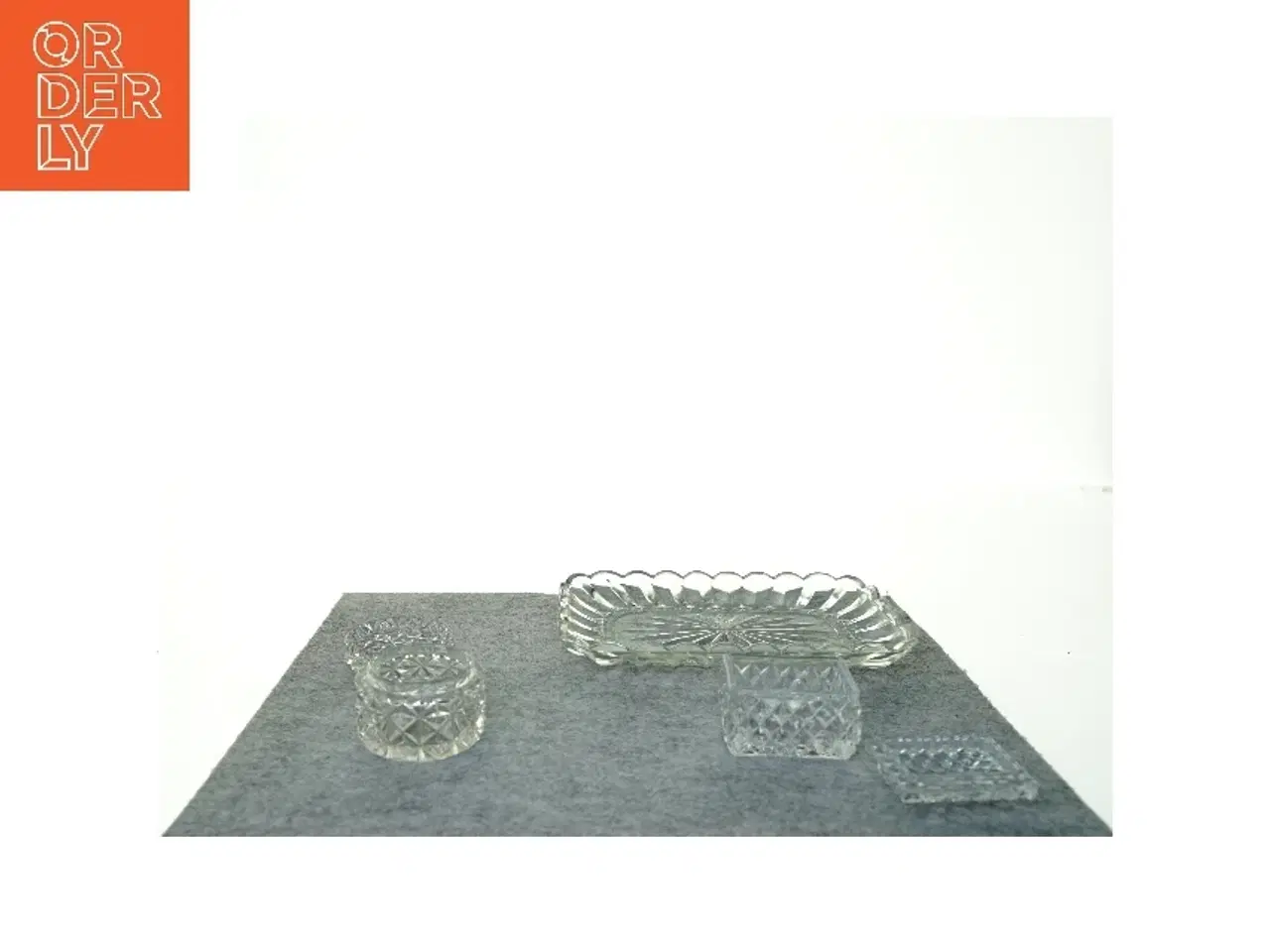 Billede 2 - Krystalsæt til sminkebord eller på badeværelse. (str. 22 x 14 cm 7 x 5 cm 6 x 4 cm)