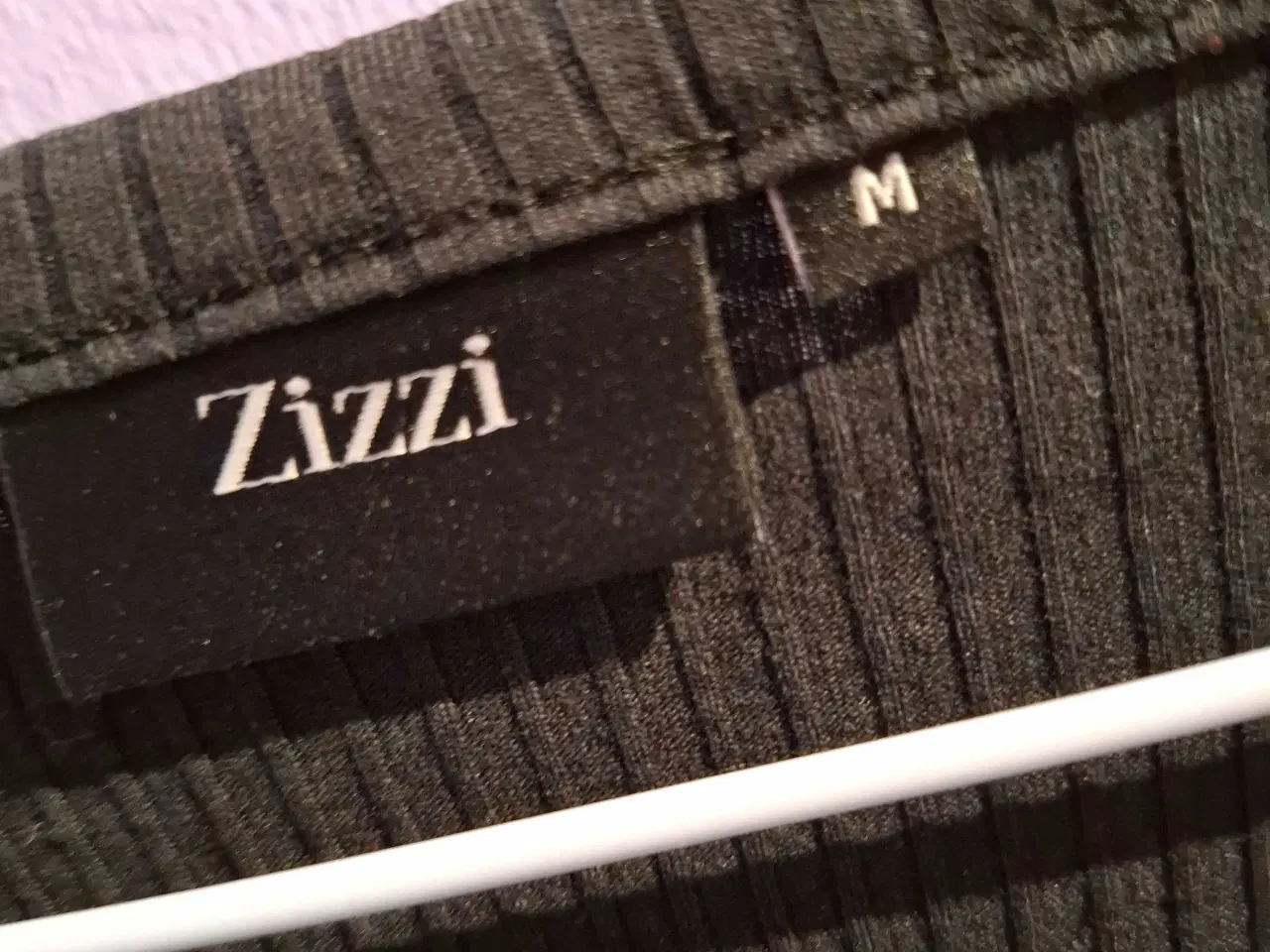 Billede 3 - Sort bluse fra Zizzi I M med v-hals og knapper