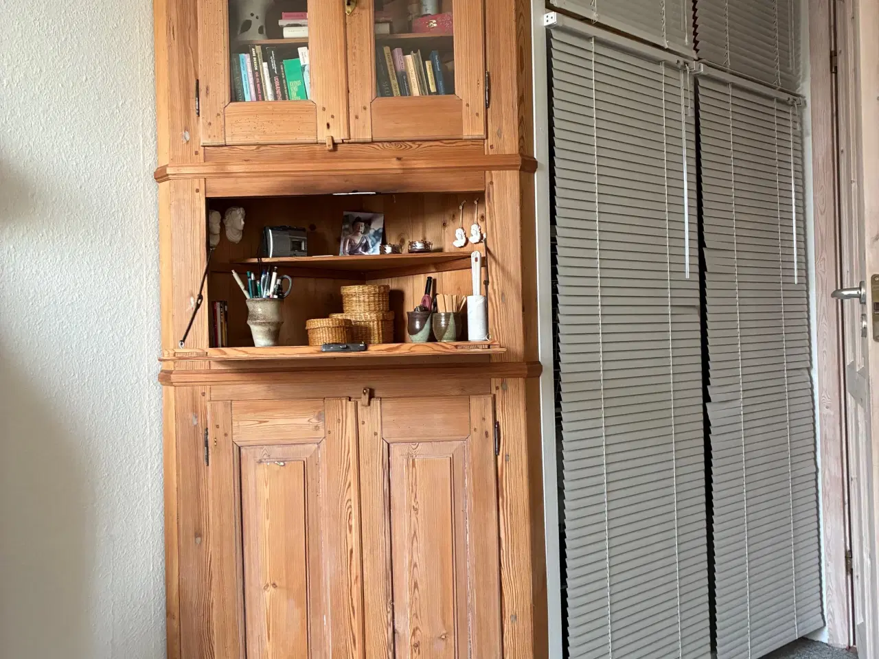 Billede 1 - hjørneskab massiv fyr afsyret