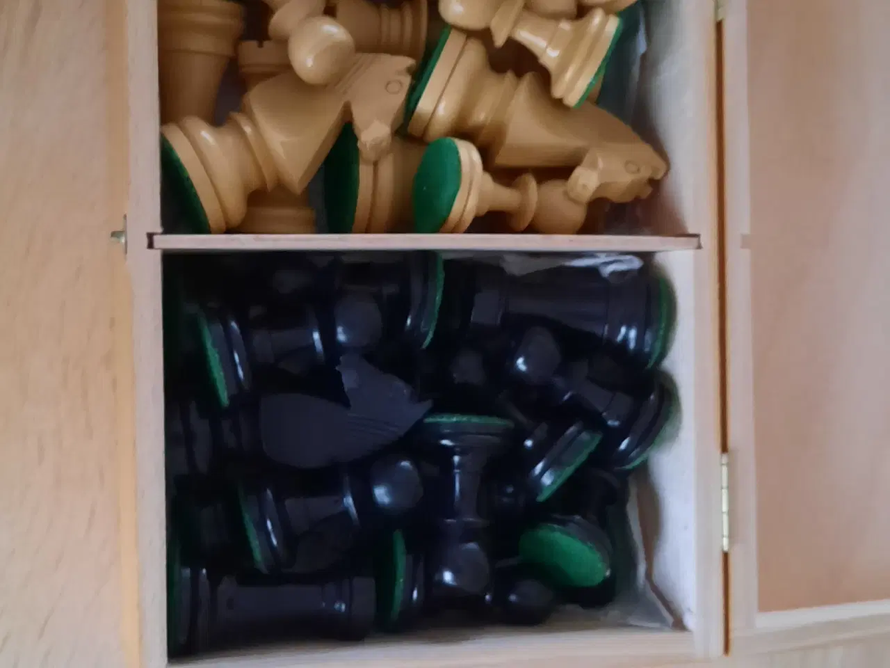 Billede 1 - Skakbrikker af træ og i trækasse.