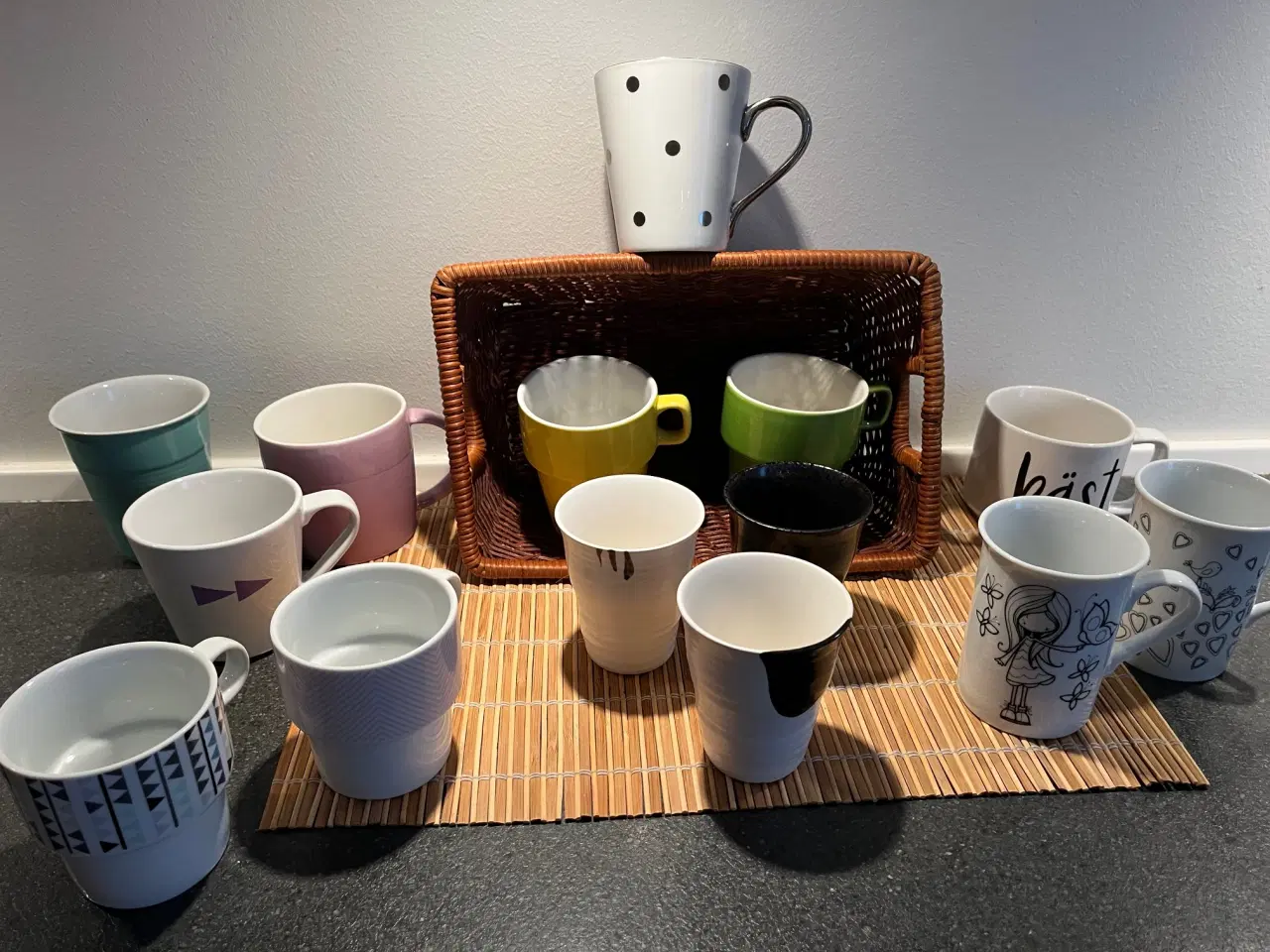 Billede 1 - Udsalg - 14 krus og kopper i keramik, flerfarvet
