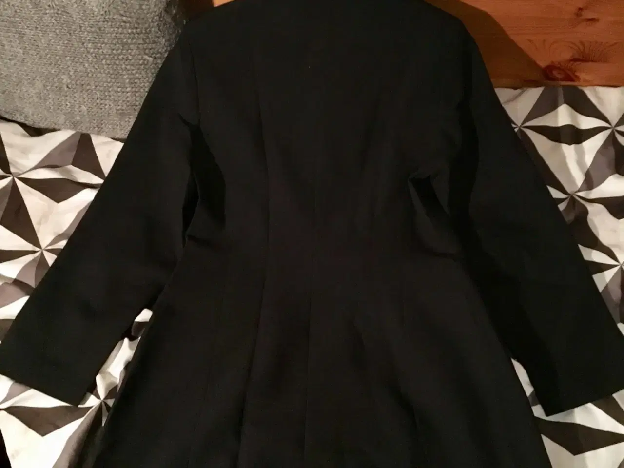 Billede 4 - Lang sort jakke til salg