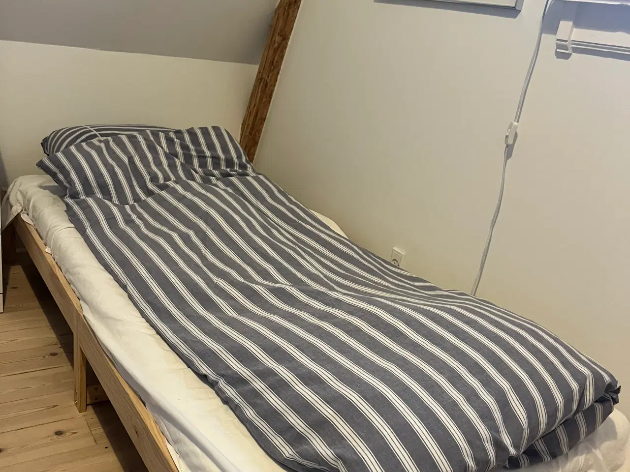 Billede 1 - Sengeramme med madras 