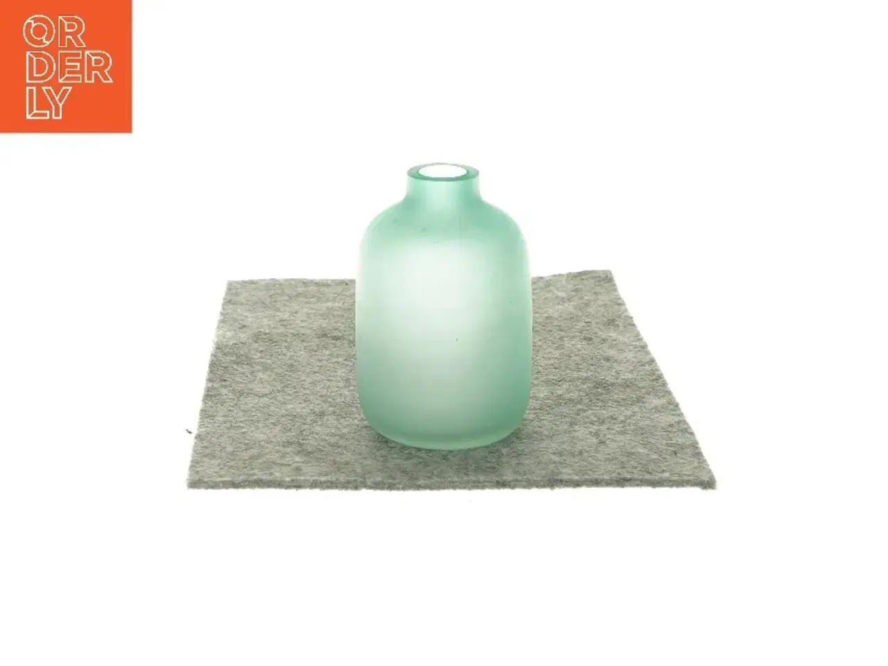 Billede 1 - vase i grønt farvet glas (str. HØ 9x6 cm)