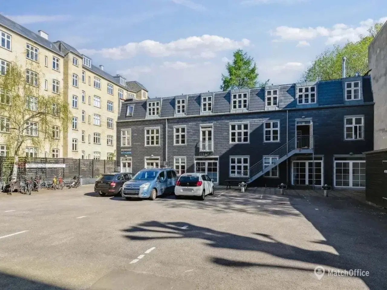 Billede 15 - P-plads 9 i rolig gård på Godthåbsvej