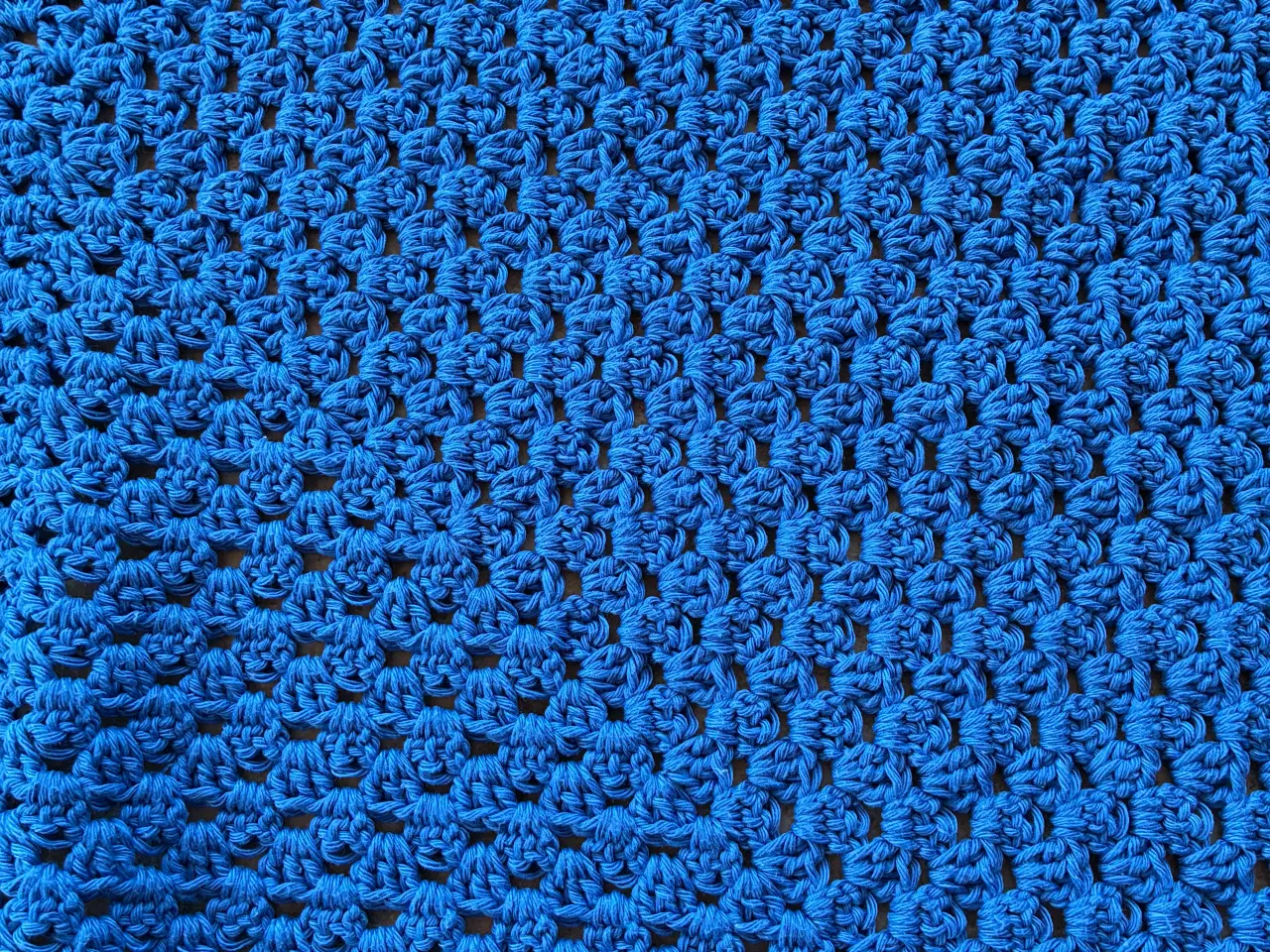 Billede 4 - Baby tæppe i hæklet blå farve. 