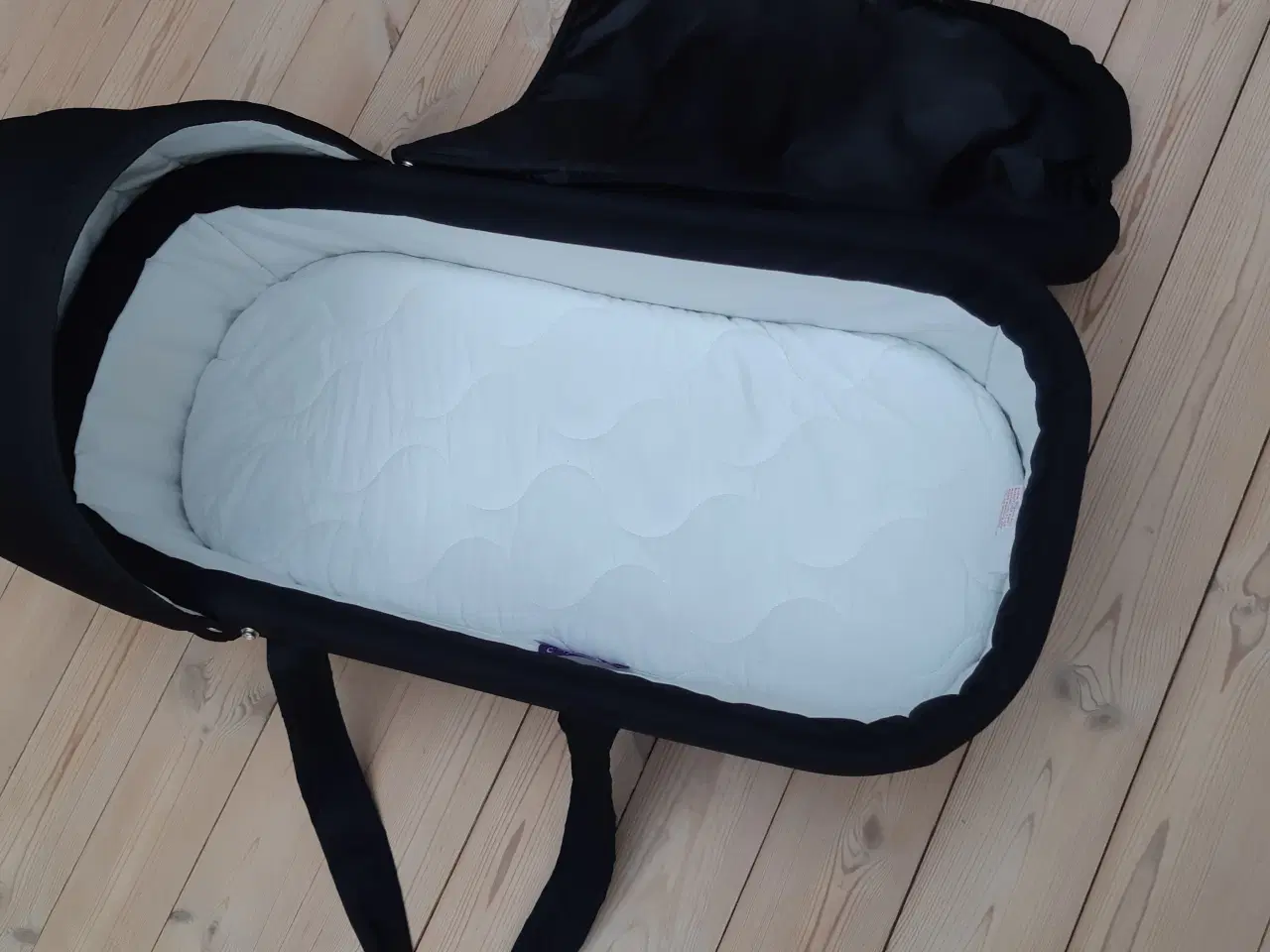 Billede 2 - TRILLE lift - med lækker madras - FLOT STAND