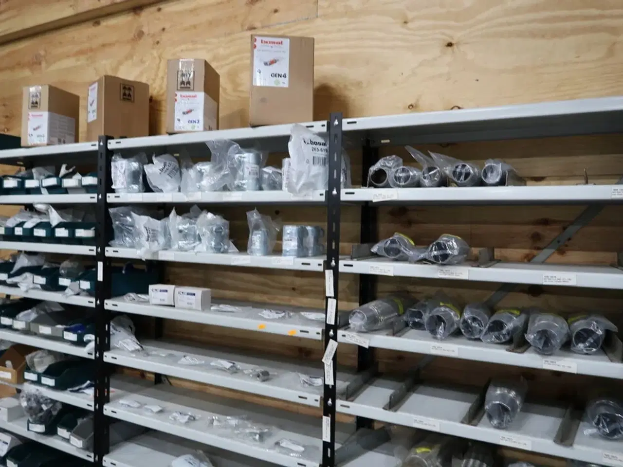 Billede 5 - 5 fag lagerreoler med indhold