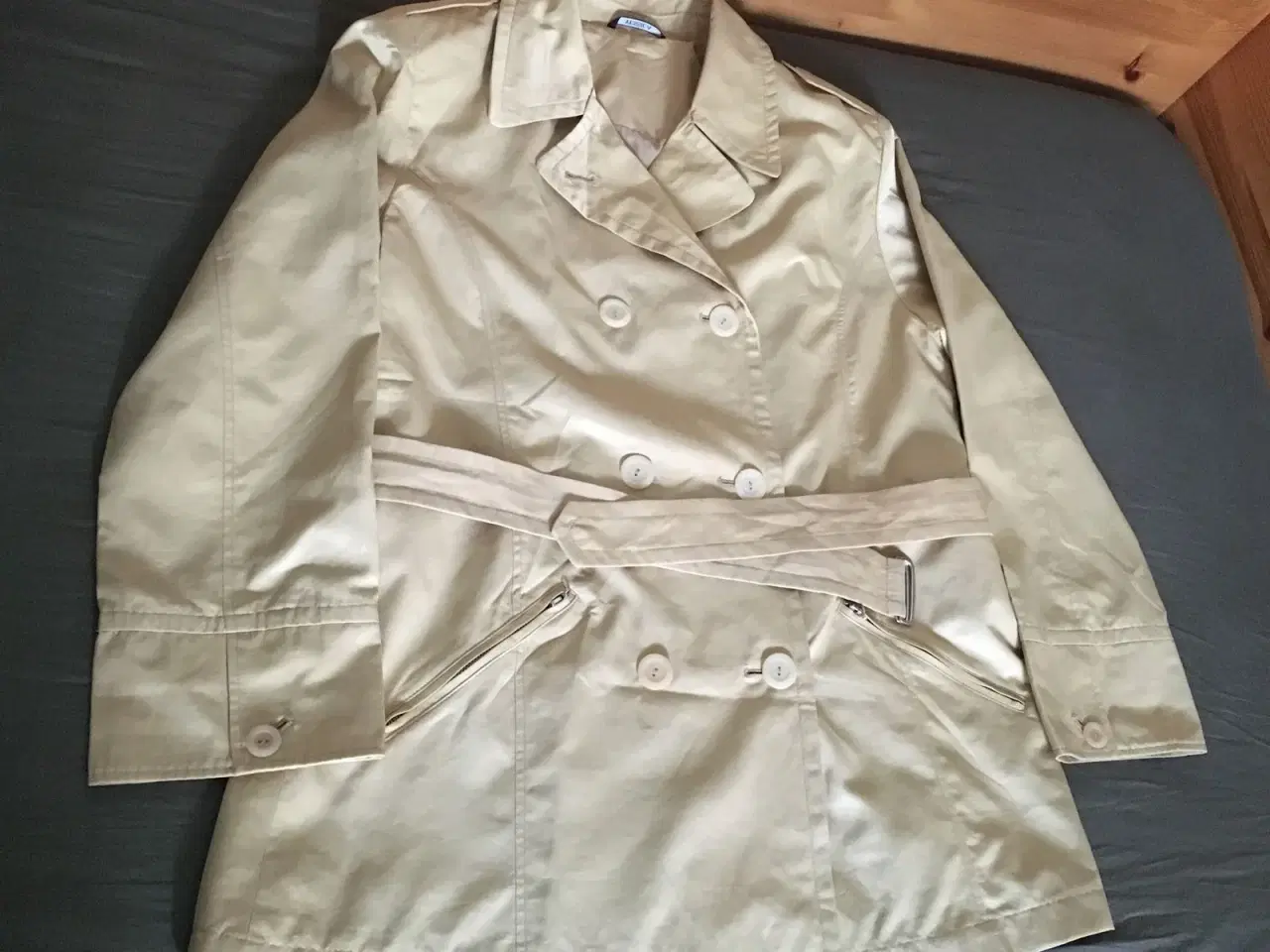 Billede 4 - Flotte beige jakke til salg