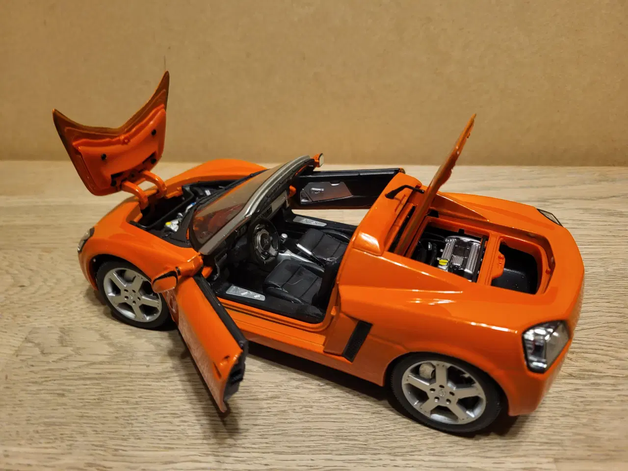 Billede 6 - Modelbil. OPEL Speedster (2001)Skala 1/18.