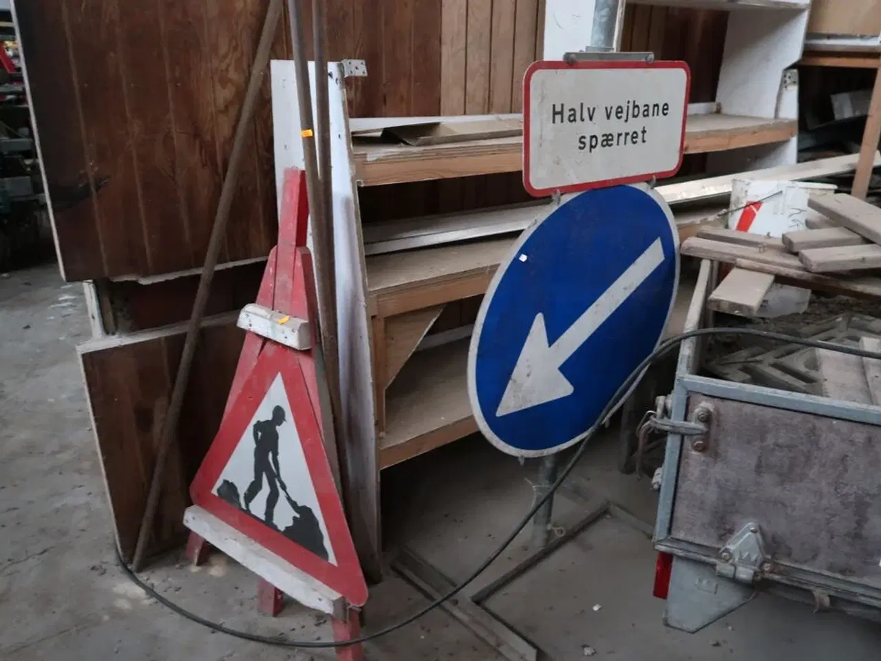 Billede 2 - Div. Skilte samt reoler