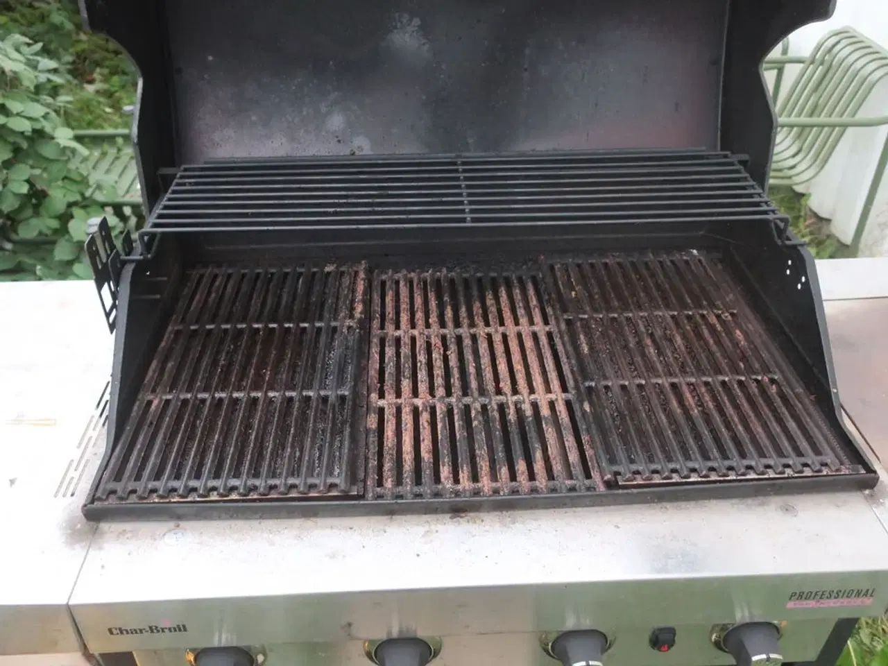 Billede 2 - Grill CHAR-BROIL PROFESSIONAL med 2 stk. gasflasker