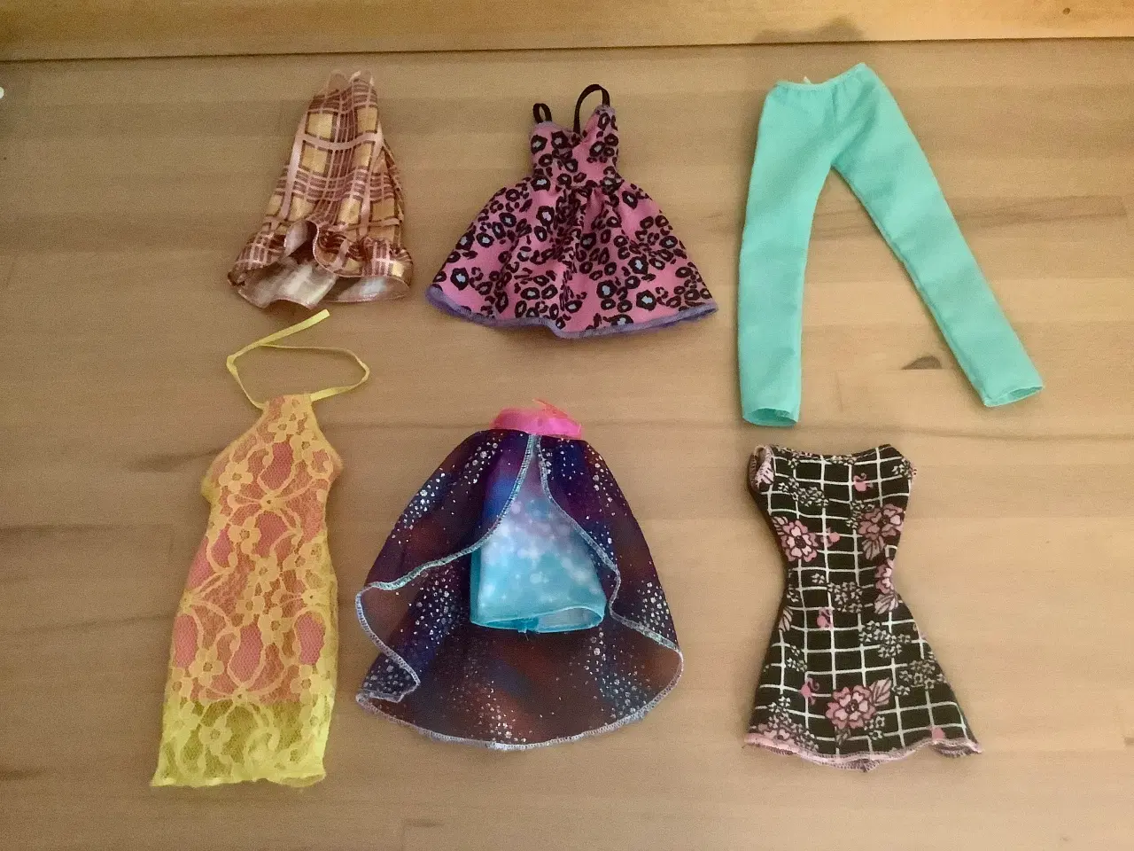 Billede 1 - Barbie tøj. Prisen er for det hele.