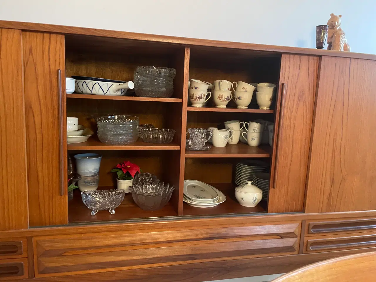 Billede 4 - Dækketøjsskab med hylder og skuffer 